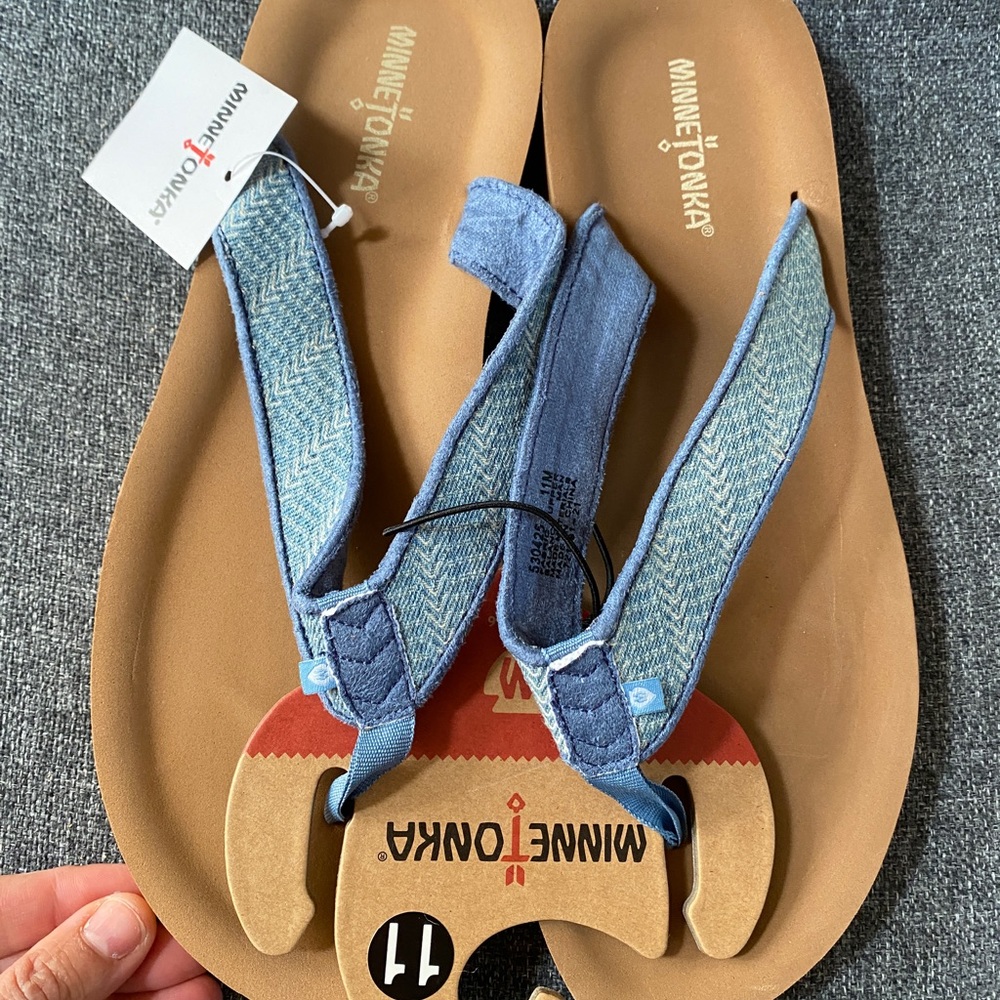 MINNETONKA Fabric Flip Flops - Picture 6 of 7